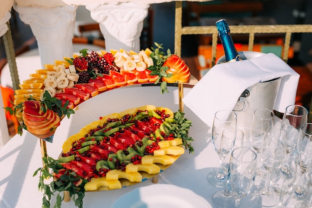 Le plat dans le restaurant avec un signe