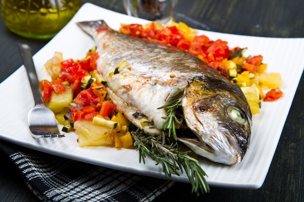 plat avec une daurade aux légumes