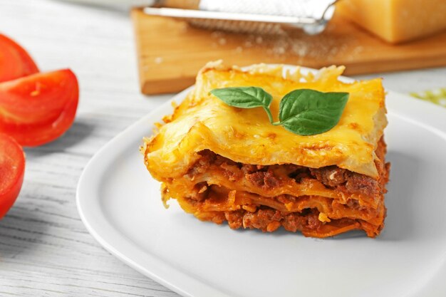 Un plat avec de délicieuses lasagnes sur la table en gros plan