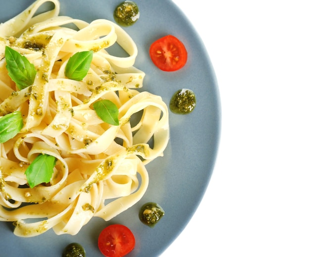 Un plat avec de délicieuses pâtes sur fond blanc.