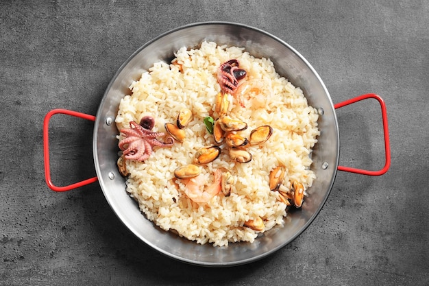 Plat avec de délicieux risotto aux fruits de mer sur table