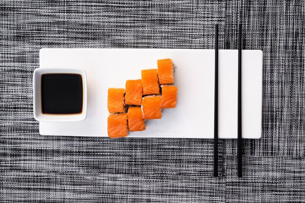 Photo un plat de délicieux rouleaux de sushi