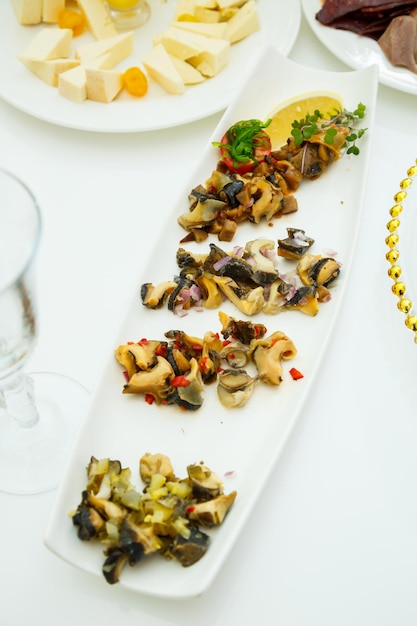 Plat délicieux sur la table du buffet. Entrées froides du chef pour la fête