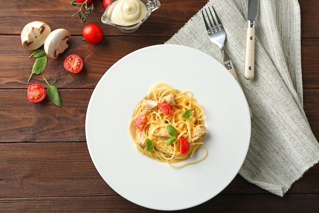 Un plat avec de délicieux tetrazzini de dinde sur la table