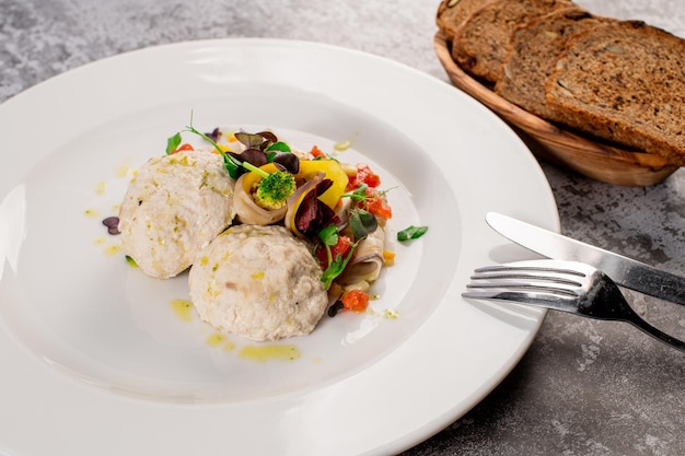 Plat diététique d'escalope cuite à la vapeur avec des légumes