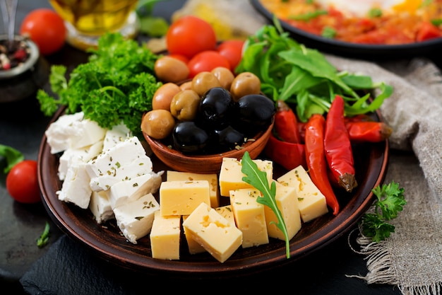 Plat de dîner - olives, fromage et légumes