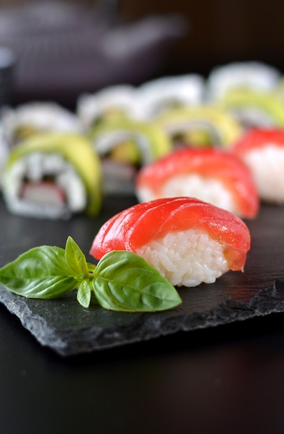 Photo plat avec divers types de sushi, certains de thon rouge et d'autres saumons