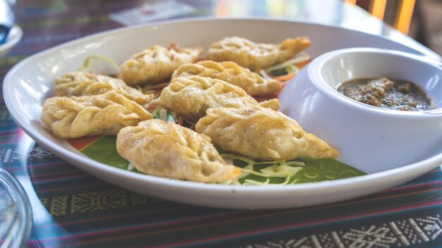 Un plat du momo frit tibétain avec une sauce Momo est un plat de pâte avec une garniture