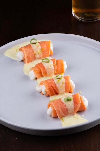 plat d'entrée avec du saumon fumé cru avec du fromage à la crème en gros plan