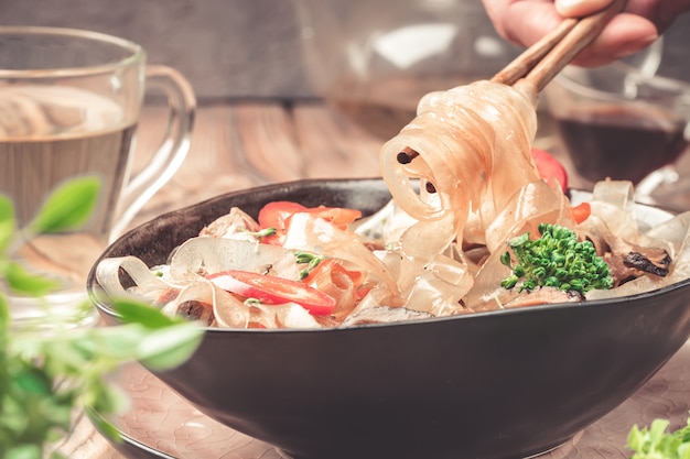 Plat épicé asiatique chaud nouilles de verre coupées épaisses haricots mungo de champignons dans une sauce aigre douce