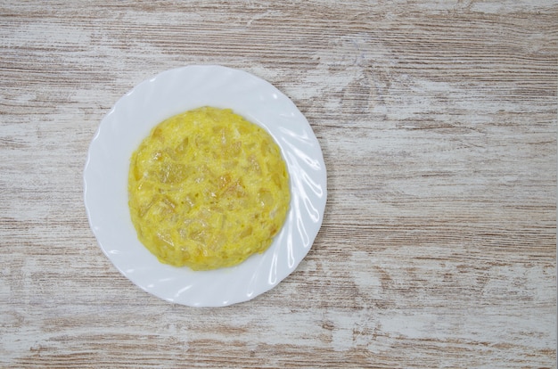 Plat espagnol typique, omelette aux pommes de terre. Site pour écrire du texte et éditer