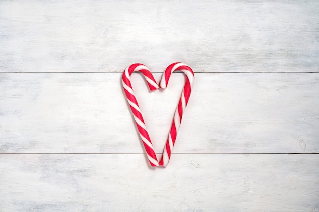 Plat de fête de Noël posé avec canne en bonbon. deux cannes de bonbon en forme de cœur