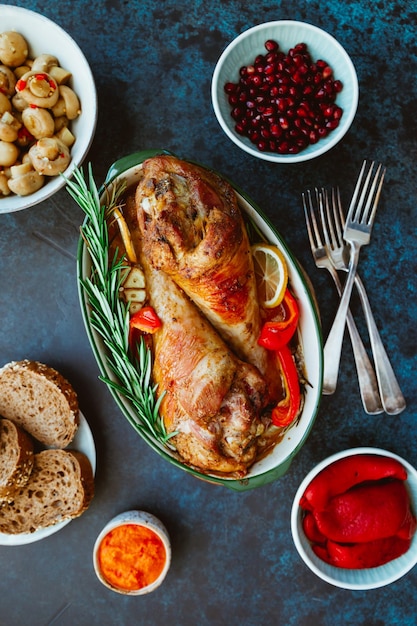 Plat de fête pour Thanksgiving cuisses de dinde rôties avec des légumes sur une table avec des collations Vue de dessus mise à plat