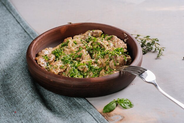 Plat de foie aux herbes sur le fond en bois