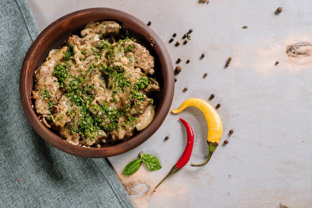 Plat de foie aux herbes sur le fond en bois