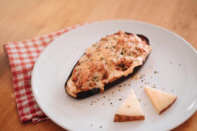 Plat fraîchement préparé d'aubergines farcies au bœuf, avec du fromage, de la béchamel et des épices telles que l'origan