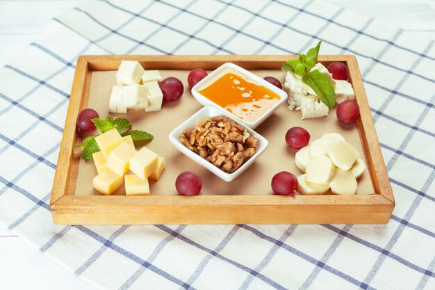 Plat de fromage morceau différent