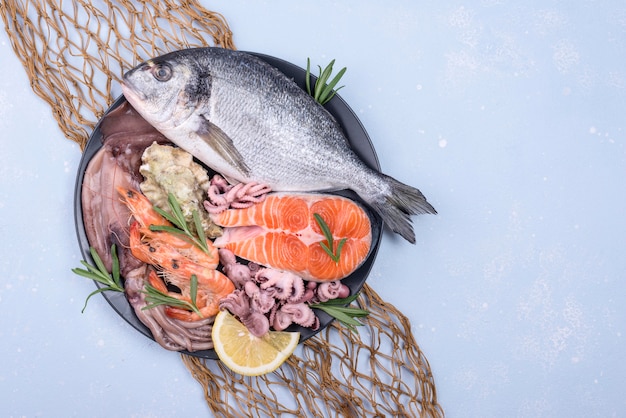 Plat de fruits de mer exotiques dans une assiette et vue de dessus de filet de poisson