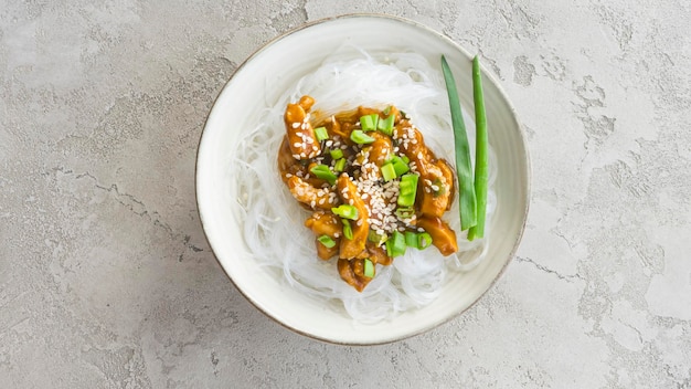 Plat avec funchose et poulet à la sauce teriyaki