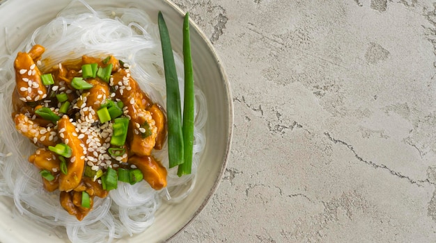 Photo plat avec funchose et poulet à la sauce teriyaki