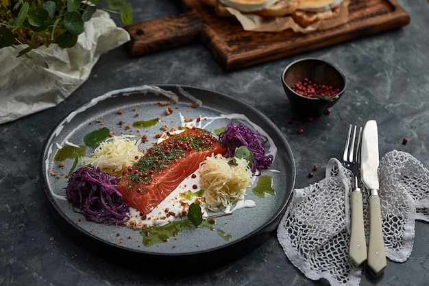 Plat gastronomique. Saumon fumé aux légumes. Plat de saumon pour restaurant