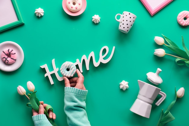 Plat géométrique de printemps posé en blanc et vert sur le mur rose Pâques, fête des mères, anniversaire de printemps ou anniversaire. Panneau chauffant en plastique, oeufs de Pâques, cafetière, tasses, tulipes, cadeaux.