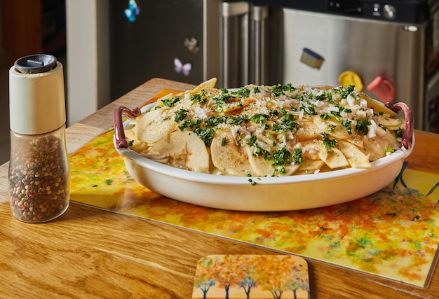 Plat avec gratin de poisson aux pommes de terre et pommes Cuisine française exquise