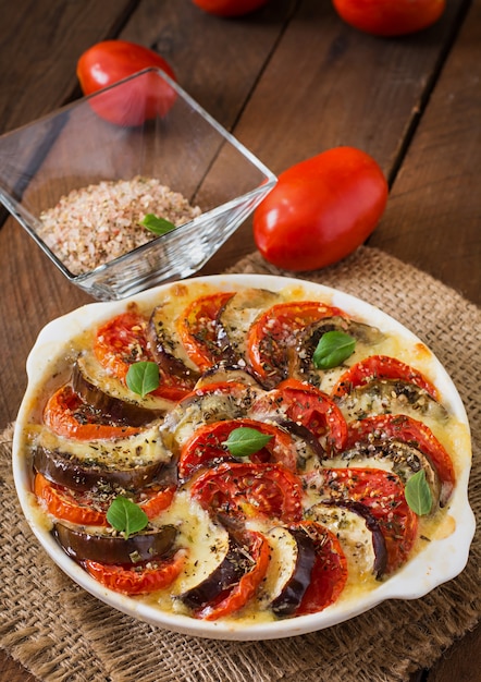 Plat gratiné d'aubergines crues avec mozzarella et tomates