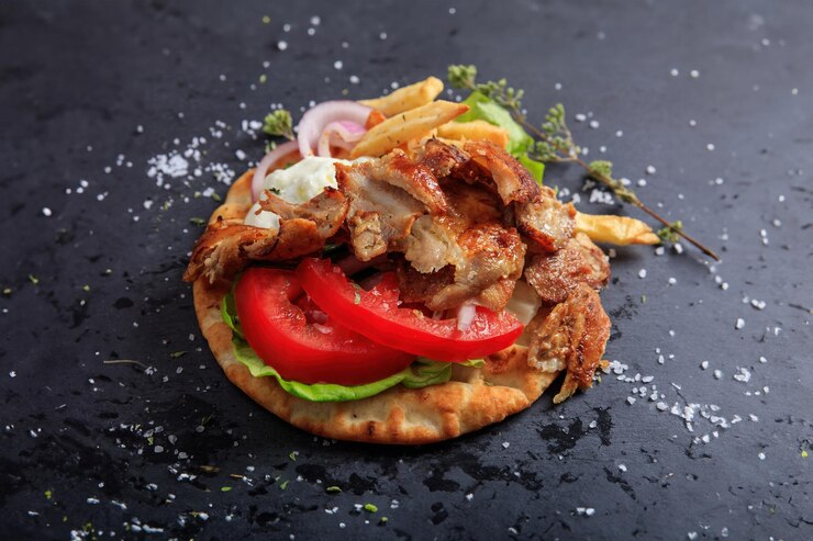 Plat grec de gyros sur un plat noir
