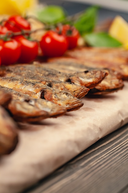 Plat de grillades de poisson cuit entier grillé sur une assiette avec des légumes et du citron