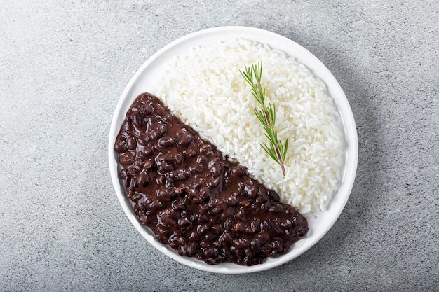 Plat de haricots noirs et de riz