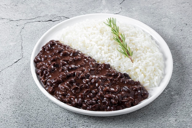 Plat de haricots noirs et de riz