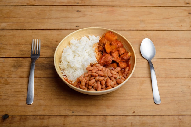 Plat avec haricots riz blanc et ragoût de viande avec pommes de terre Cuisine typique d'Amérique latine