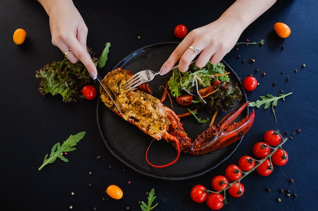 Plat de homard farci au restaurant dégustation