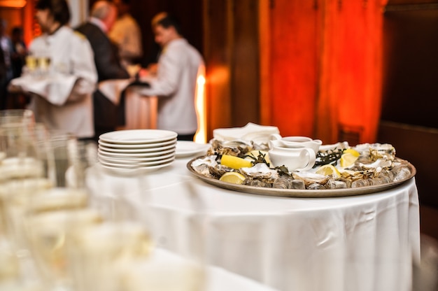 Plat avec des huîtres vivantes sur la table à l&#39;intérieur d&#39;un restaurant de luxe