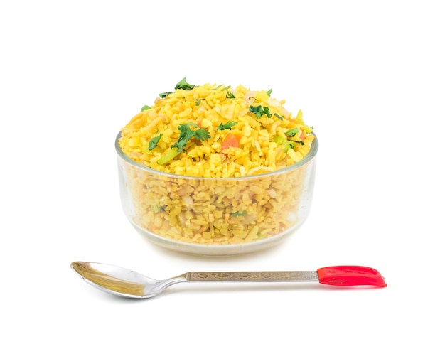 Photo plat indien poha sur fond blanc