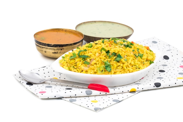 Photo plat indien poha sur fond blanc