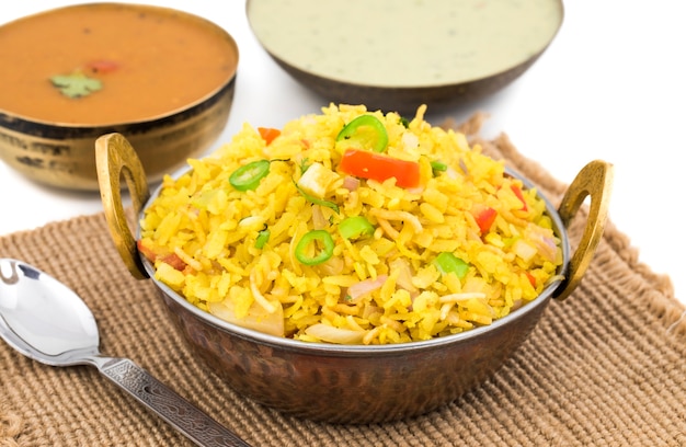 Plat Indien Poha sur Fond Blanc