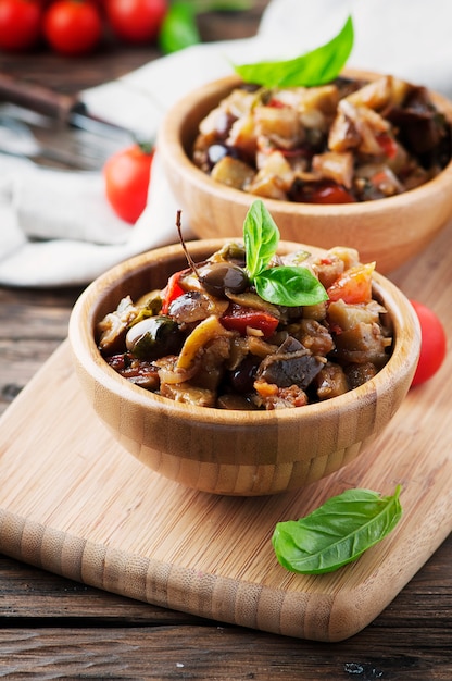 Plat italien traditionnel avec aubergine et tomate