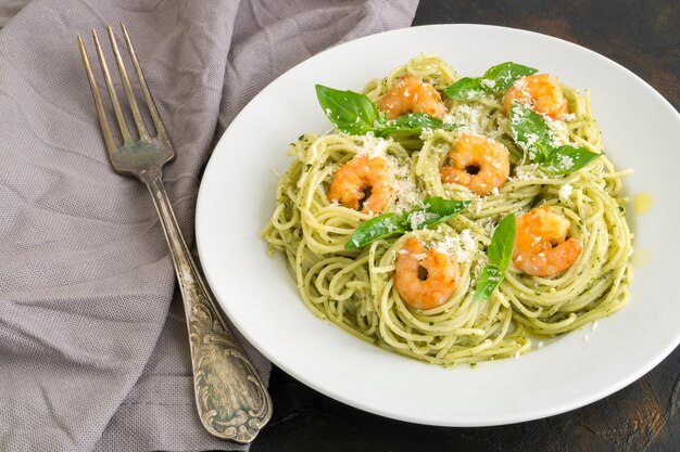 Plat italien traditionnel. pâtes au pesto. sur le noir.