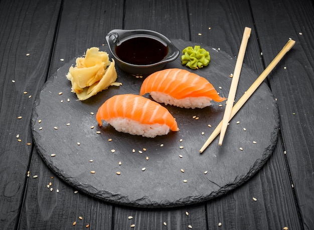 Plat japonais de riz à sushi au saumon