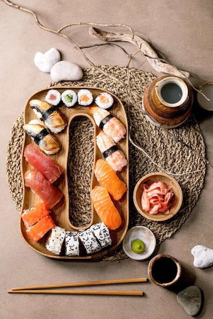 Plat japonais sushi et rouleaux de riz au poisson