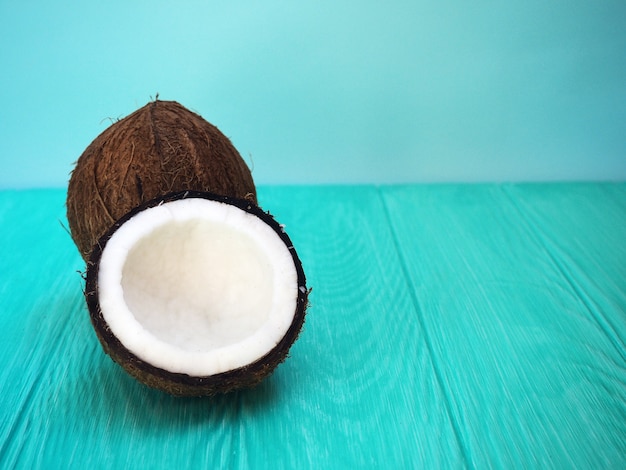 Plat de lait de coco avec une noix de coco fraîche.