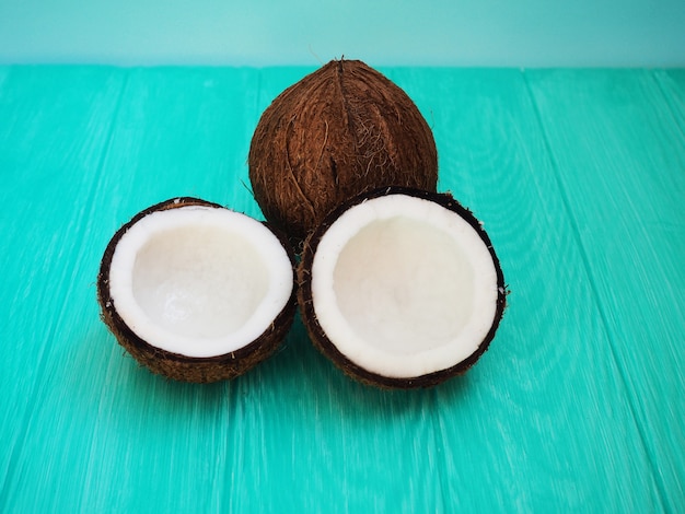 Plat de lait de coco avec une noix de coco fraîche.