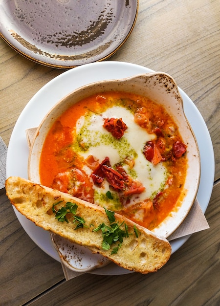 Plat de lasagne au fromage et tomates et un pain focaccia. Cuisine maison.