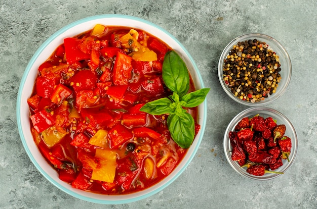 Plat de légumes de compote de poivrons et tomates, lecho, menu végétarien. Studio photo.