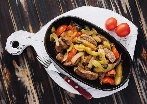 Un plat de légumes cuits à la viande rôtie sur bois