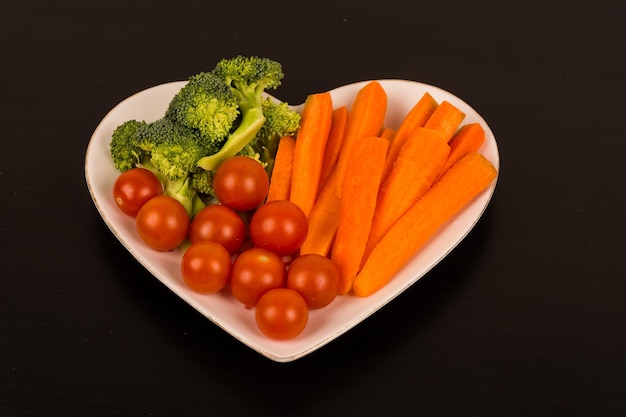 Photo plat de légumes isolé sur fond noir