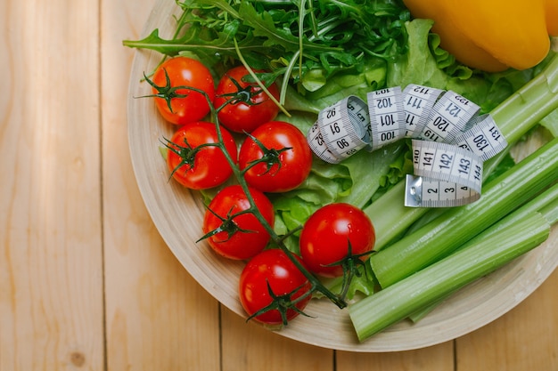 Plat avec légumes et ruban