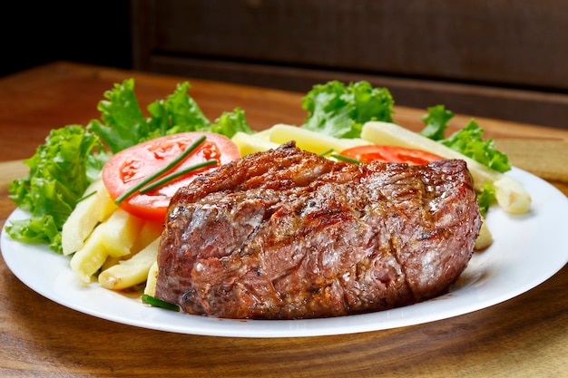 Plat avec légumes et viande rôtie